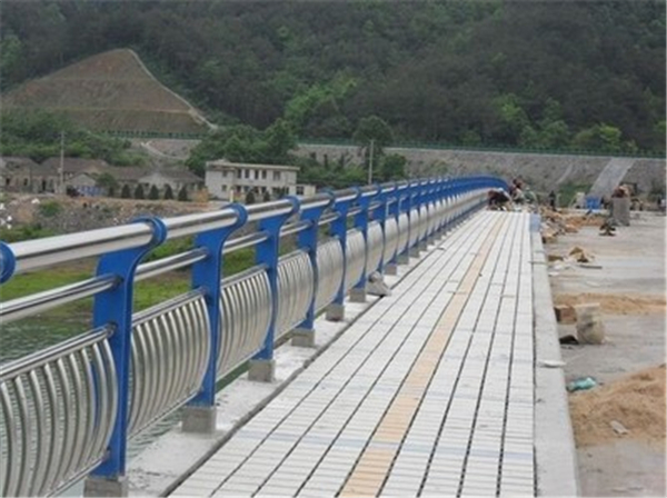 南平不锈钢桥梁护栏的特性及其在现代建筑中的应用